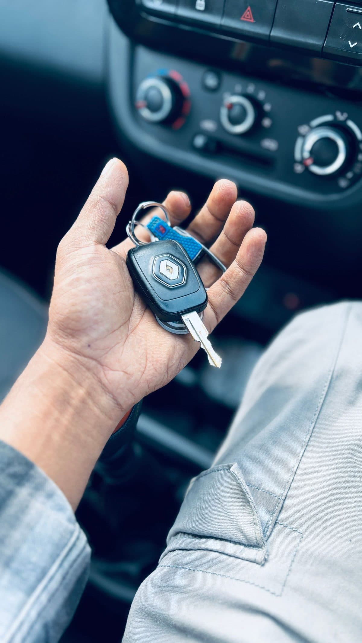 Fahrzeugschlüssel in der Hand